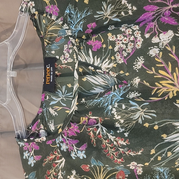 Renee C. High-Low peasant blouse with ruched sleeves. Size Medium - Picture 2 of 6